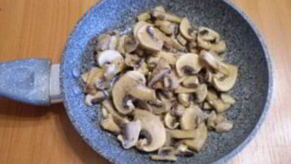 ШАГ 2. салат с грибами слоями