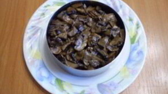 ШАГ 7. салат с грибами слоями