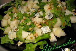 Салат с грушей и голубым сыром