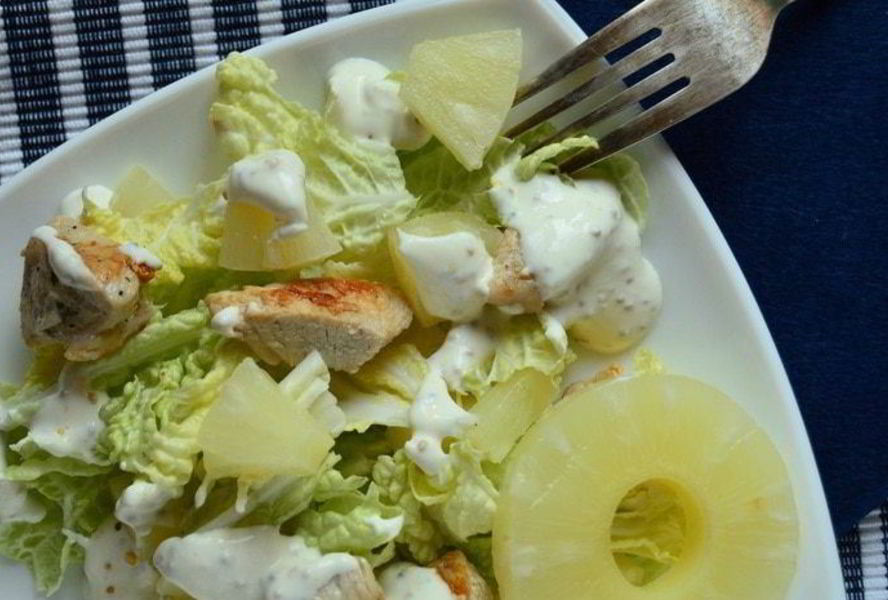 Салат с индейкой и ананасами