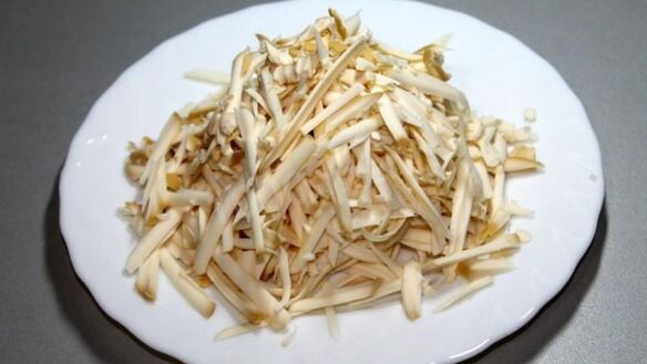 ШАГ 2. салат с капустой и копченым сыром