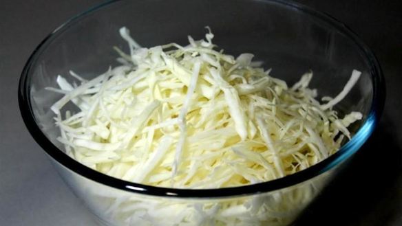ШАГ 3. салат с капустой и копченым сыром