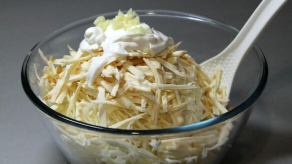 ШАГ 4. салат с капустой и копченым сыром