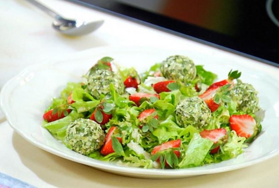 Салат с клубникой и козьим сыром