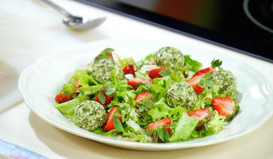 Рецепт салат с клубникой и козьим сыром