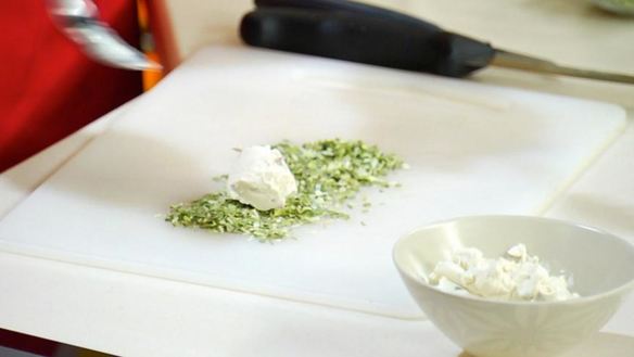 ШАГ 2. салат с клубникой и козьим сыром