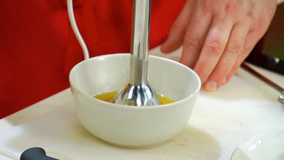 ШАГ 3. салат с клубникой и козьим сыром