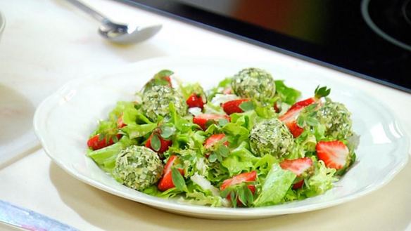 ШАГ 4. салат с клубникой и козьим сыром