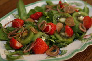 Салат с клубникой, шпинатом и киви и запеченный грейпфрут