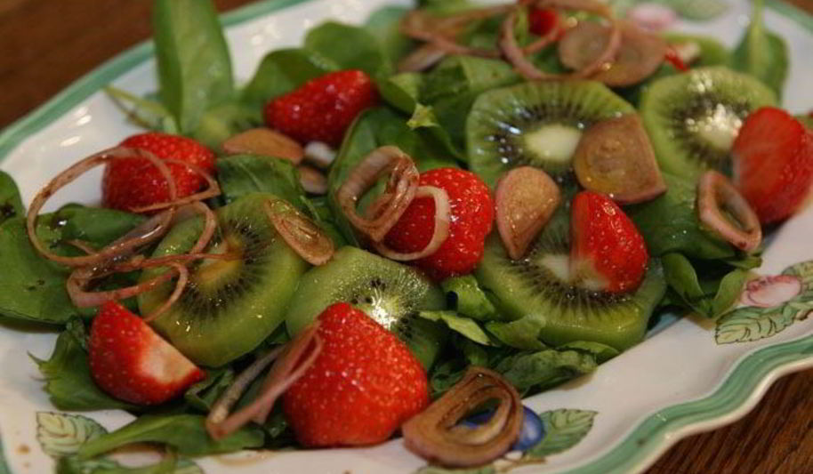 Рецепт салат с клубникой, шпинатом и киви и запеченный грейпфрут