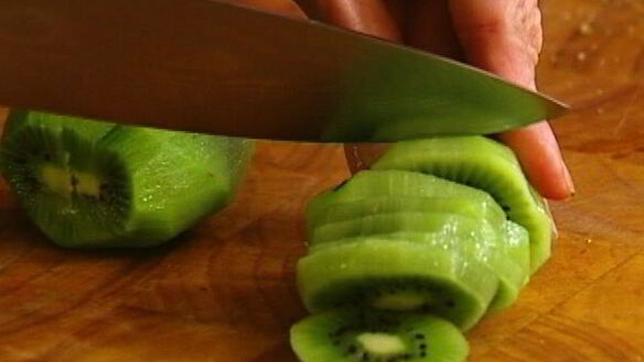 ШАГ 2. салат с клубникой, шпинатом и киви и запеченный грейпфрут