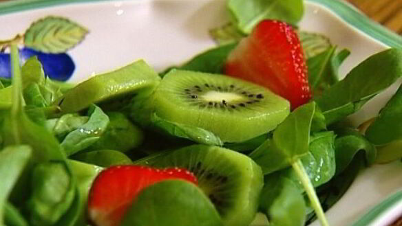 ШАГ 5. салат с клубникой, шпинатом и киви и запеченный грейпфрут