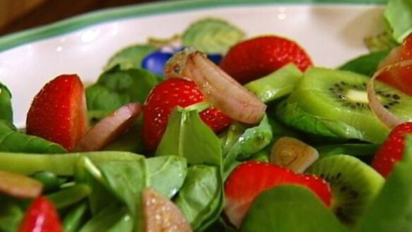 ШАГ 6. салат с клубникой, шпинатом и киви и запеченный грейпфрут