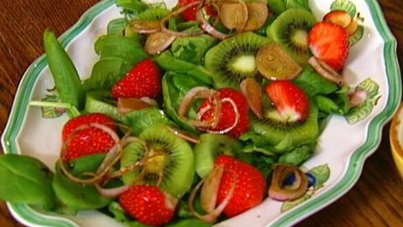 ШАГ 7. салат с клубникой, шпинатом и киви и запеченный грейпфрут