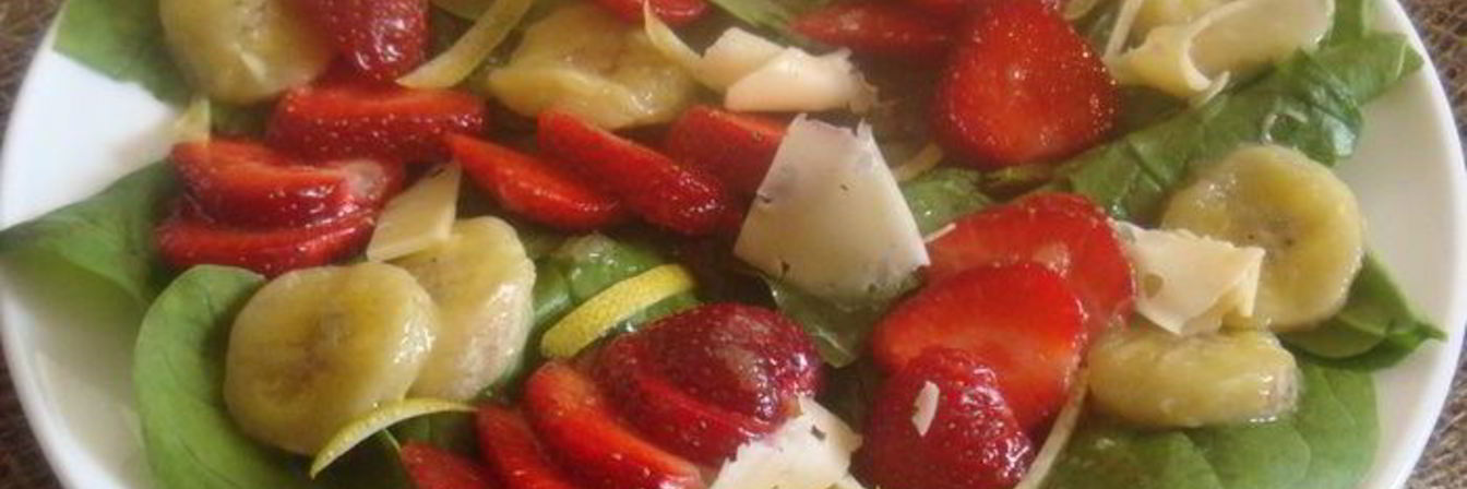 Салат с клубникой, шпинатом и жареным бананом