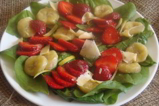 Салат с клубникой, шпинатом и жареным бананом