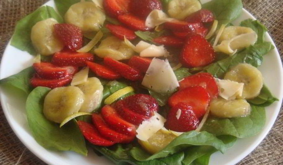 Рецепт салат с клубникой, шпинатом и жареным бананом