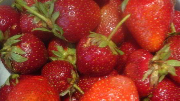 ШАГ 2. салат с клубникой, шпинатом и жареным бананом