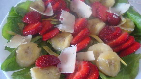 ШАГ 4. салат с клубникой, шпинатом и жареным бананом