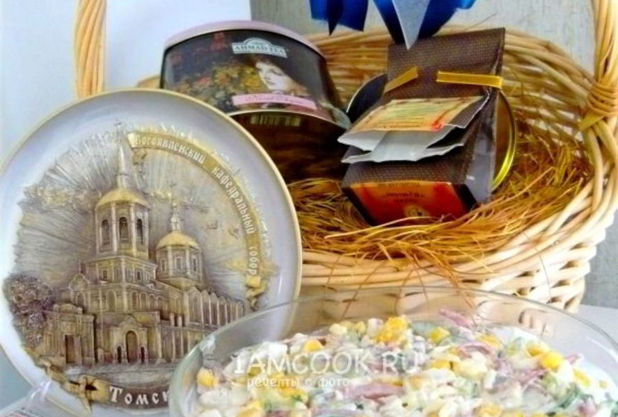 Салат с колбасой и сухариками