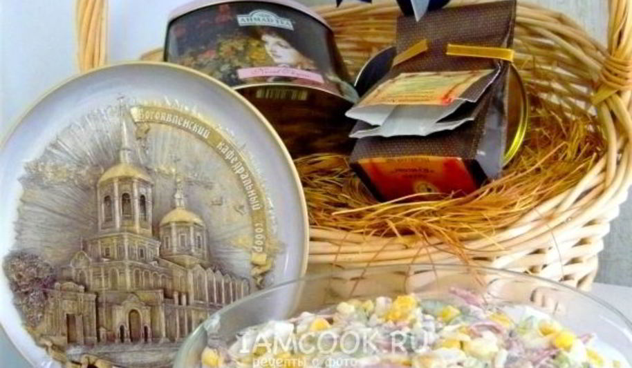 Рецепт салат с колбасой и сухариками