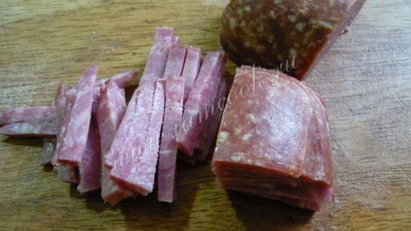 ШАГ 5. салат с колбасой и сухариками