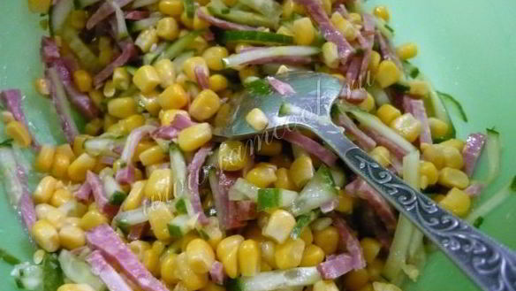 ШАГ 6. салат с колбасой и сухариками