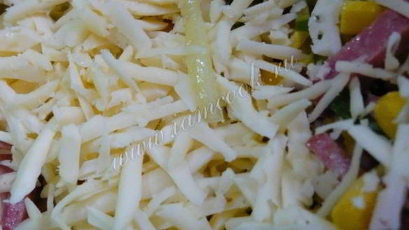 ШАГ 7. салат с колбасой и сухариками