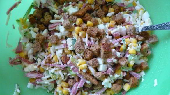 ШАГ 9. салат с колбасой и сухариками