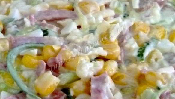 ШАГ 10. салат с колбасой и сухариками