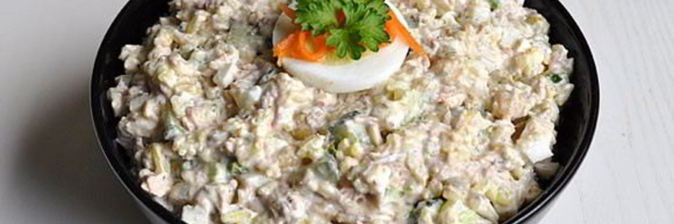 Салат с консервированной рыбой, рисом, огурцами