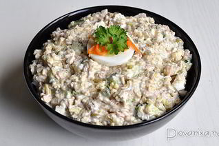 Салат с консервированной рыбой, рисом, огурцами