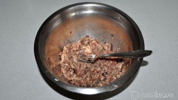 ШАГ 3. салат с консервированной рыбой, рисом, огурцами