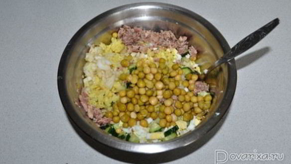 ШАГ 4. салат с консервированной рыбой, рисом, огурцами