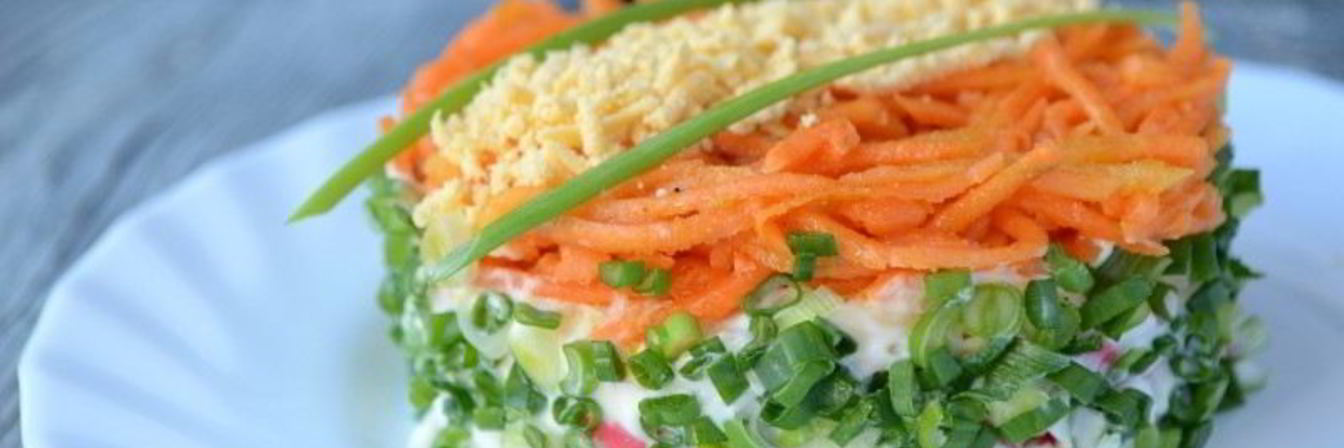 Салат с крабовыми палочками и корейской морковью