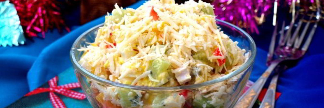 Салат с крабовыми палочками, манго и киви