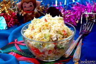 Салат с крабовыми палочками, манго и киви
