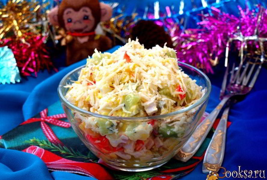 Салат с крабовыми палочками, манго и киви