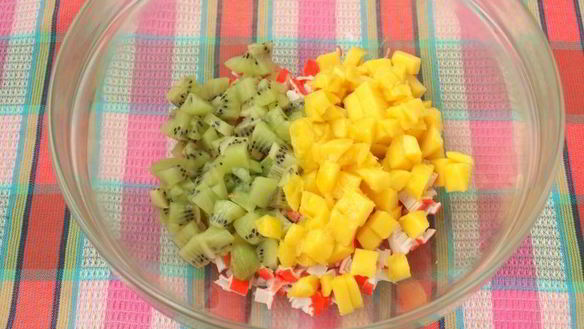 ШАГ 2. салат с крабовыми палочками, манго и киви