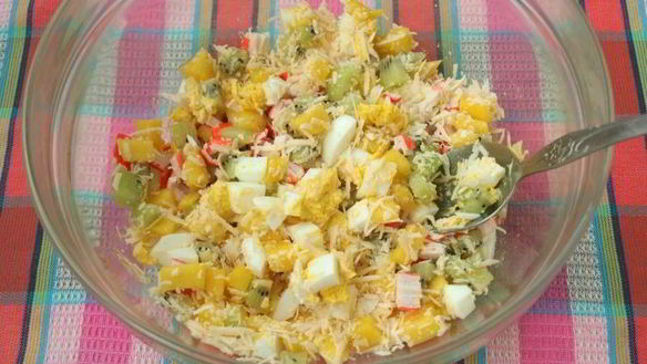 ШАГ 3. салат с крабовыми палочками, манго и киви