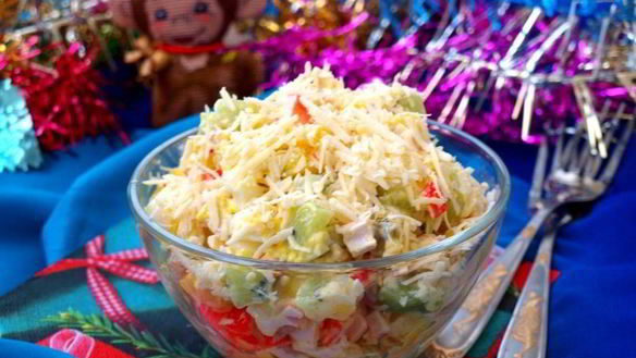 ШАГ 4. салат с крабовыми палочками, манго и киви