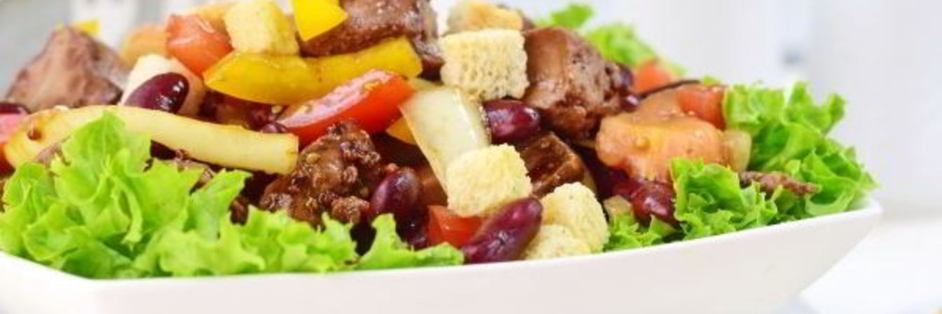 Салат с куриной печенью и фасолью