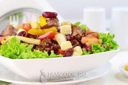 Салат с куриной печенью и фасолью