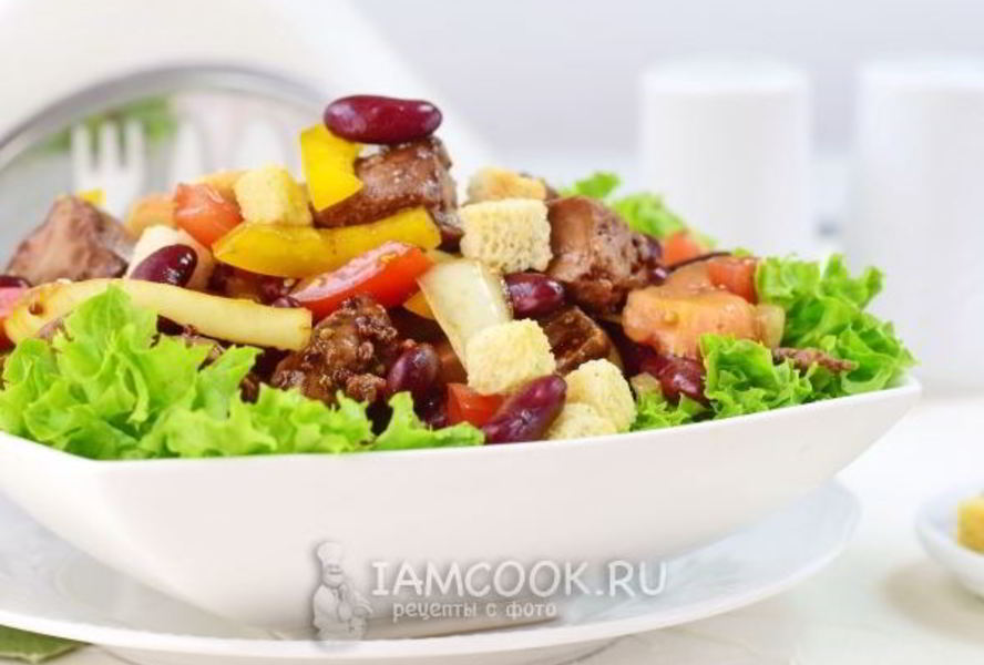 Салат с куриной печенью и фасолью