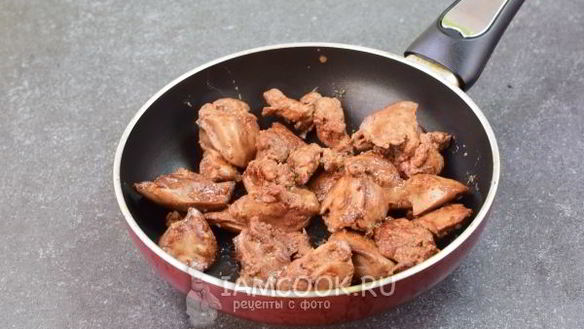 ШАГ 7. салат с куриной печенью и фасолью