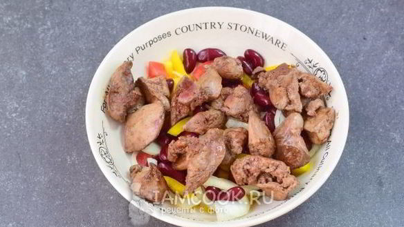 ШАГ 8. салат с куриной печенью и фасолью