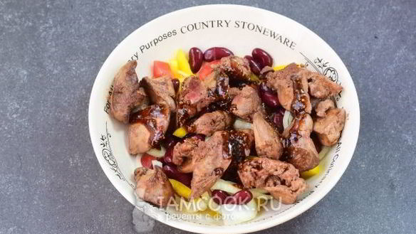 ШАГ 10. салат с куриной печенью и фасолью