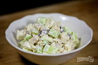 Салат с куриным филе и огурцами
