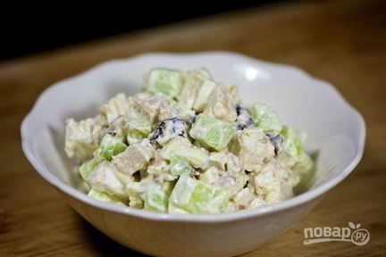 Салат с куриным филе и огурцами