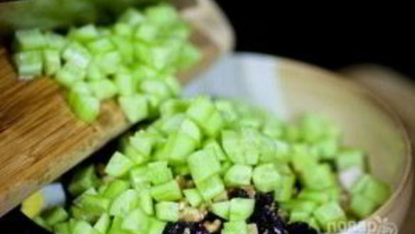 ШАГ 6. салат с куриным филе и огурцами